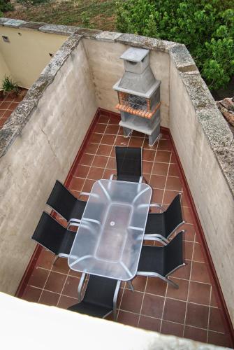 a table and chairs on a patio with a grill at Casa Rural Buenaventura in Fermoselle