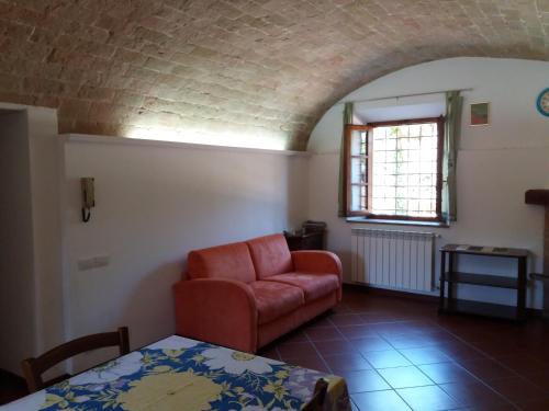 ein Wohnzimmer mit einem Sofa und einem Tisch in der Unterkunft Affittacamere Antonio e Francesca in Staggia