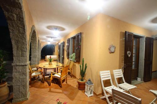 a patio with a table and chairs in a house at Villa Mandrioli in Cecina