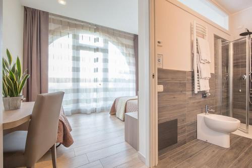Un baño con ducha, lavabo e inodoro. en Agriturismo Casa Zen, en San Martino Buon Albergo
