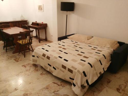 Un pat sau paturi într-o cameră la Anjel House Zafferana