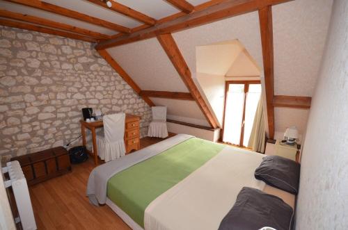 Tempat tidur dalam kamar di Gite en Berry