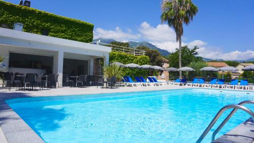 - une piscine avec des chaises et des parasols à côté d'une maison dans l'établissement Sole e Mare, à Santa-Maria-Poggio