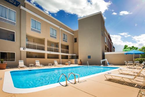 Πισίνα στο ή κοντά στο Days Inn by Wyndham Florence Near Civic Center