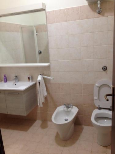 アンコーナにあるArchi sul mareのバスルーム(洗面台、トイレ、鏡付)