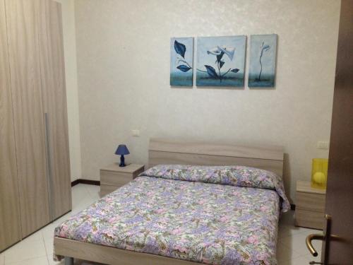 アンコーナにあるArchi sul mareのベッドルーム1室(ベッド1台付)が備わります。壁には絵画2点が飾られています。