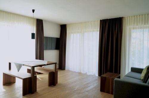 Televízia a/alebo spoločenská miestnosť v ubytovaní Residence Larciunei