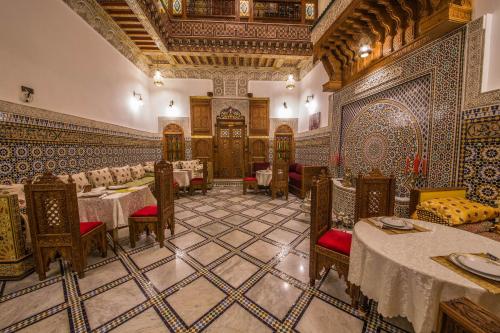 Un restaurante o sitio para comer en Riad Ouliya