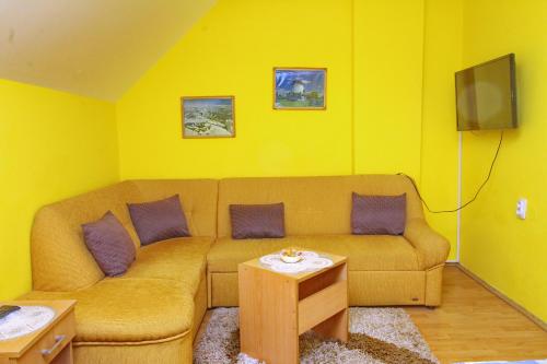 A seating area at Apartments Junior