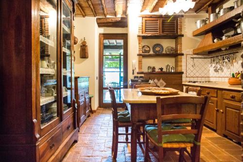 a kitchen with a table and chairs in a room at Borgo alle Mura in Casale Marittimo