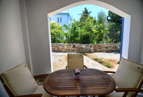 Balkón nebo terasa v ubytování Peskesi Ikaria