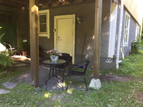 a table and chairs in front of a house at Domsjö Apartment in Örnsköldsvik