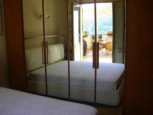 ドルチェアックアにあるVilla Monreposのベッドルーム1室(ベッド2台付)、スライド式ガラスドアが備わります。