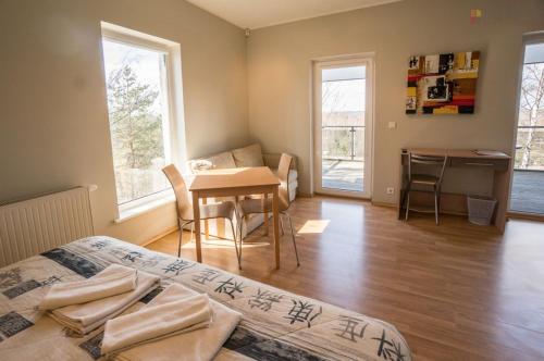 een slaapkamer met een bed, een tafel en een bureau bij Nuustaku Villa in Otepää