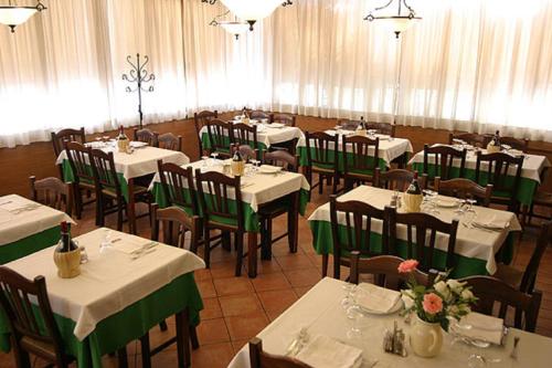 Restoran või mõni muu söögikoht majutusasutuses Locanda Dino