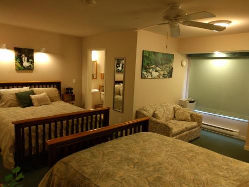 מיטה או מיטות בחדר ב-Cedar Wood Lodge Bed & Breakfast Inn