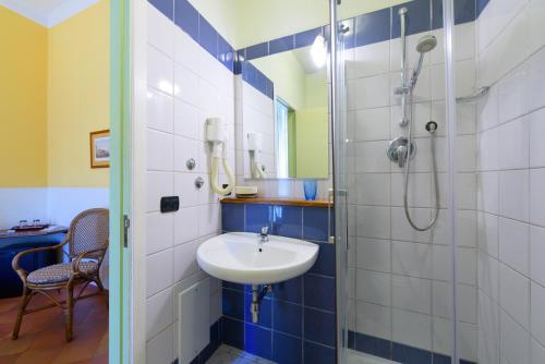 Kylpyhuone majoituspaikassa Hotel Mergellina