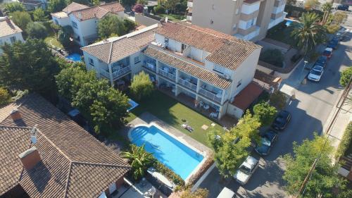 an overhead view of a house with a swimming pool at Apartamentos Sunway Tara in Sitges