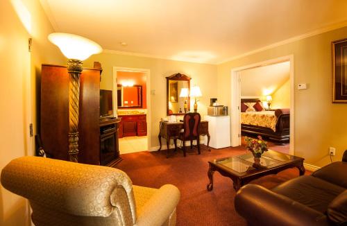 Una sala de estar con un sofá y una habitación con una cama. en Dundee Arms Inn, en Charlottetown