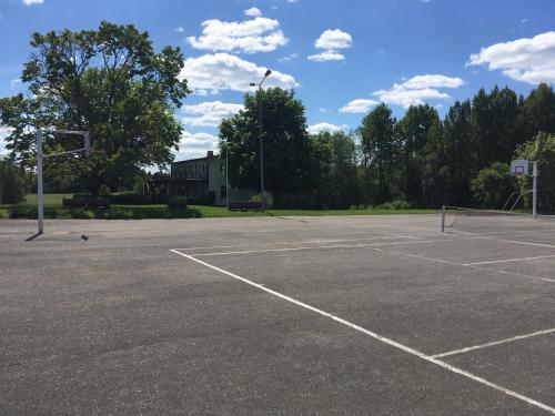 an empty parking lot with a basketball hoop at Rummusaare puhke- ja spordikeskus in Vetepere