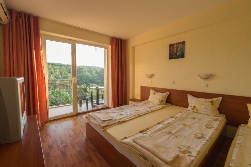 Postel nebo postele na pokoji v ubytování Family Hotel Dayana Beach