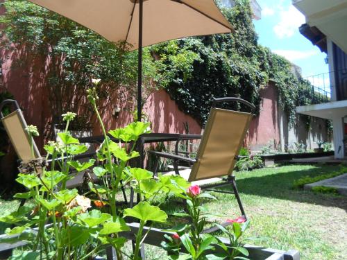 Un jardín fuera de Casa Landivar Hotel