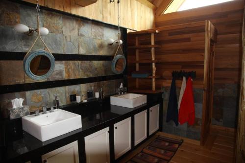 baño con lavabo y 2 espejos en LDR Lodge - Last Dollar Ranch, en Smithers