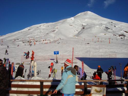 eine Gruppe von Menschen auf einem schneebedeckten Berg in der Unterkunft Cabaña Villarrica 1254 in Villarrica