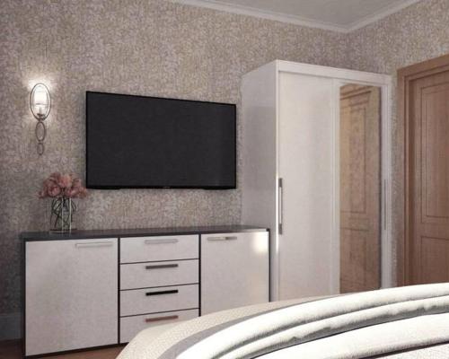 ハバロフスクにあるApartments on Istomina 44のベッドルーム1室(壁に薄型テレビ付)