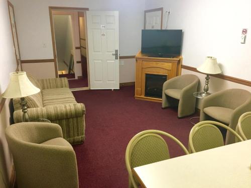 a waiting room with chairs and a television and a table at Peaks Lodge in Revelstoke