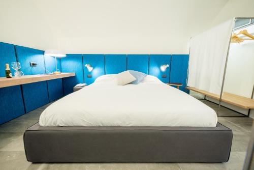 マテーラにあるCasino San Giuseppeの青い壁のベッドルーム1室(大型ベッド1台付)