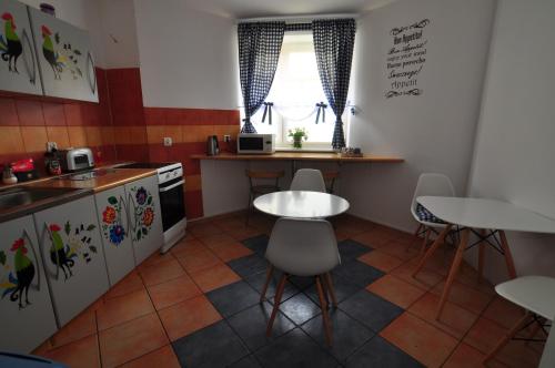 cocina con mesa, mesa y sillas en Villa Kabbalah, en Gdansk