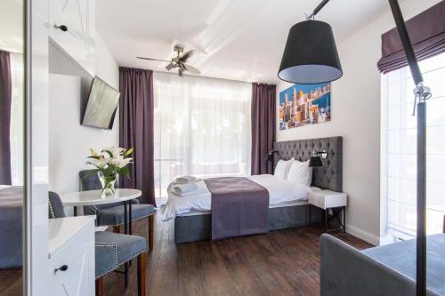 מיטה או מיטות בחדר ב-Port 21 Pura Pool & Design Hotel - Adults Only