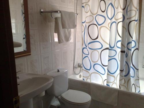 A bathroom at Hostal Virgen Del Rocío