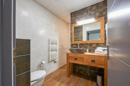 
Ein Badezimmer in der Unterkunft Hotel Residence La Baie des Landes
