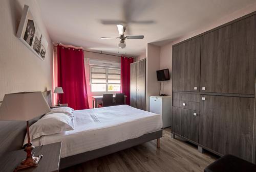 
Ein Bett oder Betten in einem Zimmer der Unterkunft Hotel Residence La Baie des Landes
