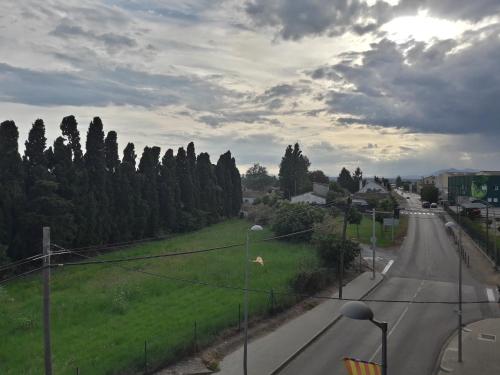 Blick auf eine Straße mit einem Feld und Bäumen in der Unterkunft apartament Sant Pere in Sant Pere Pescador