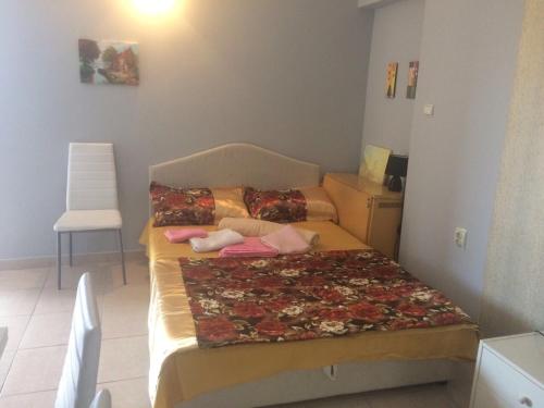 1 dormitorio pequeño con 1 cama y 1 silla en Apartments Lav Costas, en Herceg-Novi
