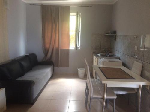 een woonkamer met een bank en een tafel bij Apartments Lav Costas in Herceg-Novi