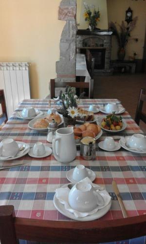 Una mesa con platos de comida encima. en Agriturismo Il Regio Tratturo, en Baselice