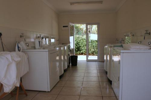 Η κουζίνα ή μικρή κουζίνα στο At Umzumbe Beach Apartments, Mangrove Beach Estate, Banana Beach