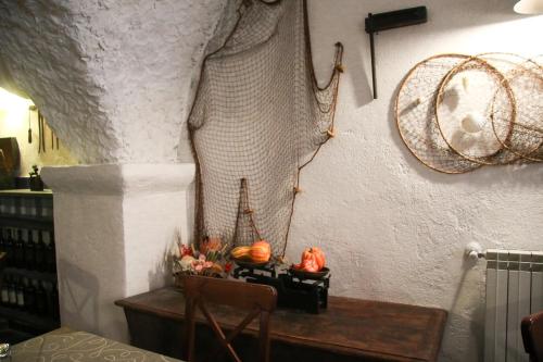a table with pumpkins on it next to a wall at Hotel Overland in Toirano