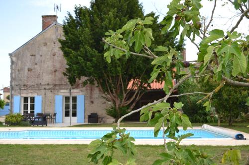 une maison avec une piscine devant dans l'établissement La maison de Thiré, à Thiré