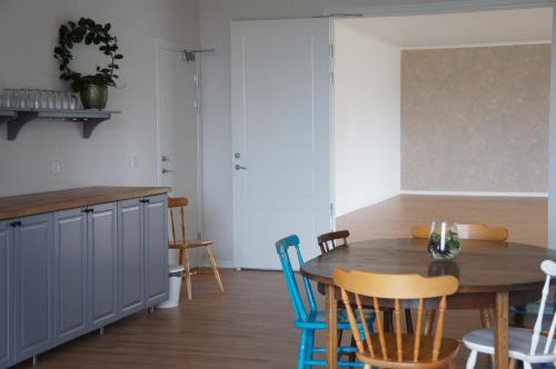 a kitchen and dining room with a table and chairs at Ölands Yoga Studio & Islandshästar, Stugor & Rum in Mörbylånga