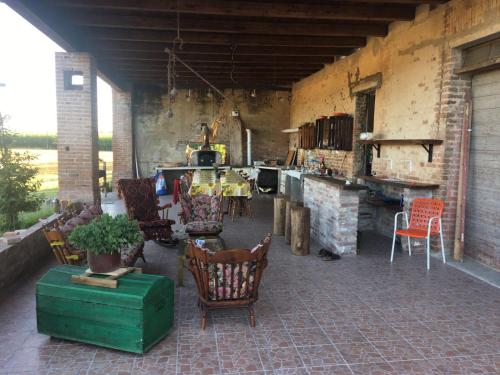 a room with chairs and a table and a kitchen at B&B DE CAROL in Gramignazzo