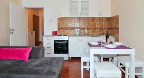 Una cocina o kitchenette en Apartmani Nika Tivat