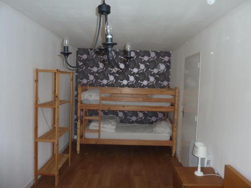 a small room with a bunk bed and a chandelier at Orbigny Vakantiewoningen in Saint-Pierre-la-Vieille