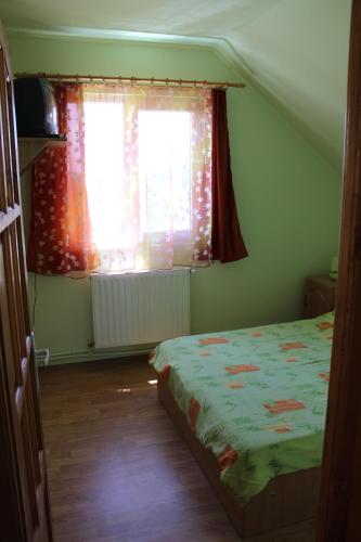 ソバタにあるcasa Irinaのベッドルーム(ベッド1台、窓付)