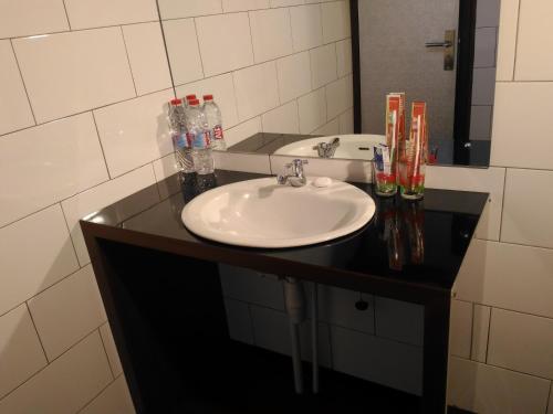 a bathroom with a sink and a mirror at Bali Umah Tinjung in Tulamben
