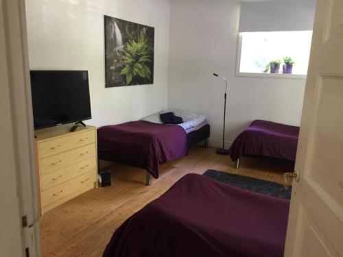 מיטה או מיטות בחדר ב-Domsjö Apartment